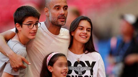 Imagen de Màrius Guardiola, hijo de Pep Guardiola, con gafas y flequillo.