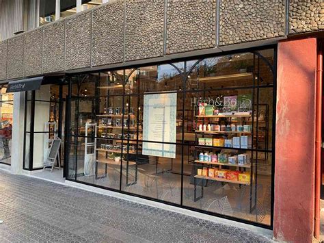 Fachada de la tienda de muebles con un escaparate atractivo.