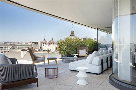 Terraza de un ático con vistas despejadas.