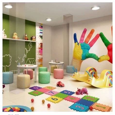 Foto de una sala de espera de clínica pediátrica con juegos