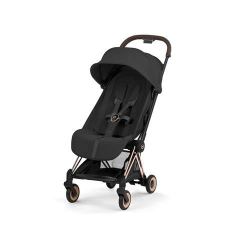 Foto de la Cybex Coya en una superficie lisa como un aeropuerto, destacando su facilidad de movimiento