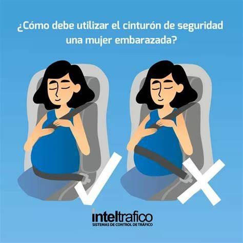 Mujer embarazada con cinturón de seguridad correctamente colocado