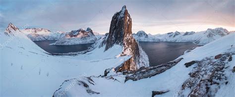 Vista panorámica de Puente Viejo en invierno con nieve