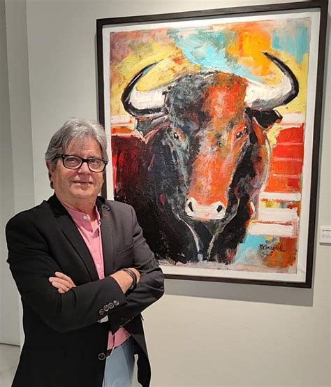 Pedro González junto a una de sus obras abstractas.