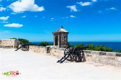 Vista panorámica de la costa de Nazaré con el Fuerte de San Miguel Arcángel