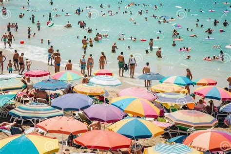 Playa de Nazaré con sombrillas y gente disfrutando del sol