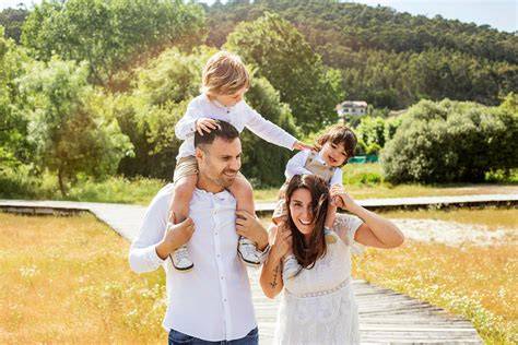 Fotografía de una familia interactuando positivamente