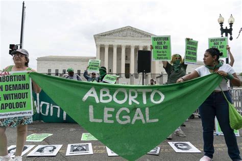 Foto de activistas a favor y en contra del aborto frente a la Corte Suprema de EE.UU.
