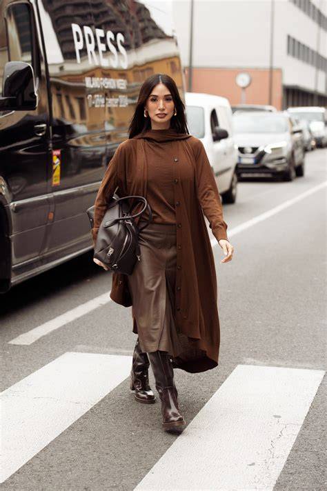 Total look monocromático en marrón chocolate en pasarela