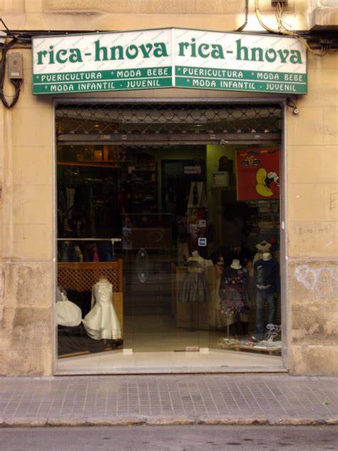 Fachada de Coches y Cunas Rica-Hnova Valdepeñas con escaparate de productos infantiles