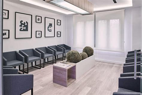 Foto de una moderna sala de espera con un ambiente tranquilo en una clínica de ginecología