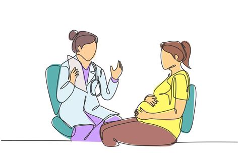 matrona explicando el embarazo a una pareja en una consulta