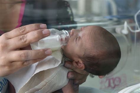 foto de bebé prematuro recibiendo leche materna por sonda o en contacto piel con piel