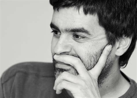 Retrato del ilustrador Óscar Villán en su estudio