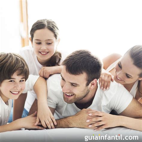 Familia abrazándose consolándose mutuamente, con padres e hijos, en un entorno de apoyo y amor.