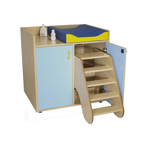 Detalle del mecanismo de escalera giratoria en mueble cambiador