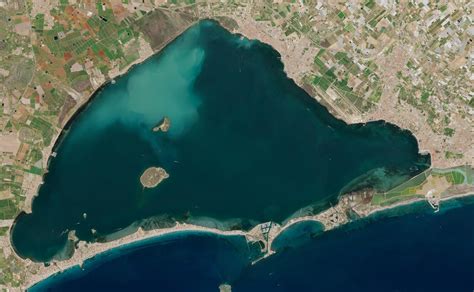 Imagen satelital del Mar Menor mostrando la proliferación de algas o turbidez