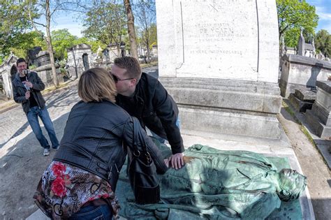 Foto de la tumba de Victor Noir en el cementerio Père Lachaise
