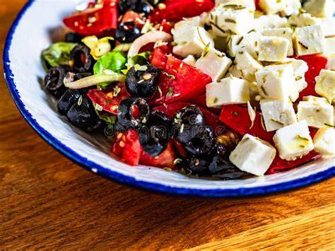 Foto de una ensalada estilo griego con aceitunas y queso feta