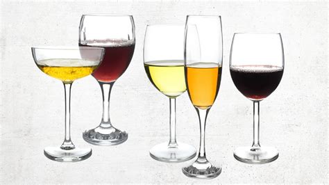 Detalle de copas de vino siendo degustadas en la fiesta