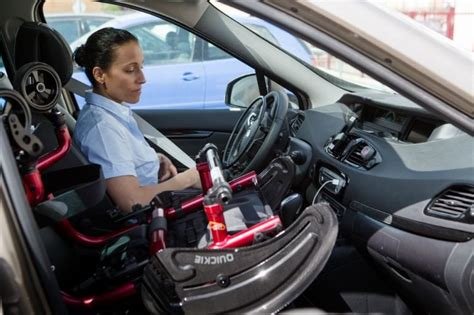 Esquema de un coche con controles manuales adaptados para personas con discapacidad