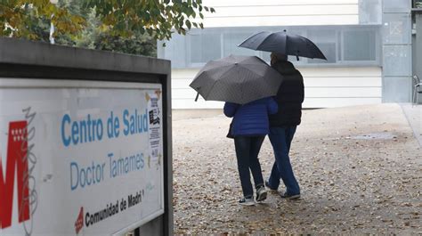 Infografía: Comparativa de acceso a la sanidad pública para residentes legales e irregulares en España