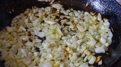 Sofrito de cebolla y ajo en una olla