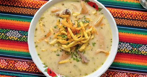 Añadiendo pasta de maní a la sopa hirviendo