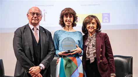 Irene Vallejo recibiendo un premio literario