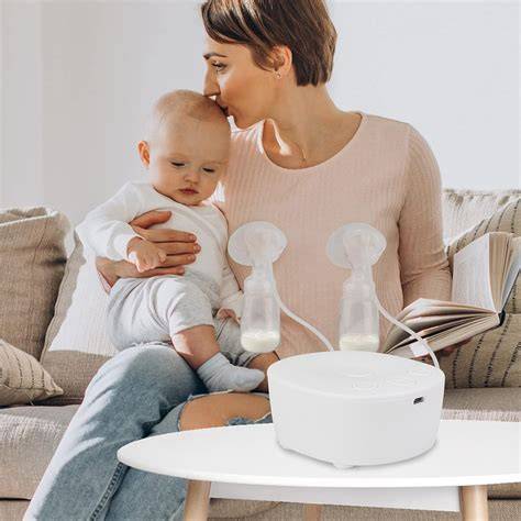 Madre lactante usando un extractor de leche eléctrico