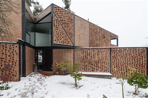 Montaje fotográfico de edificios premiados por su uso innovador de ladrillo y teja cerámica.