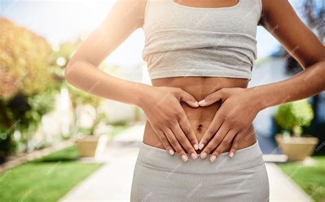 Estela antropomorfa ibérica con las manos sobre el vientre, representando una diosa de la fertilidad
