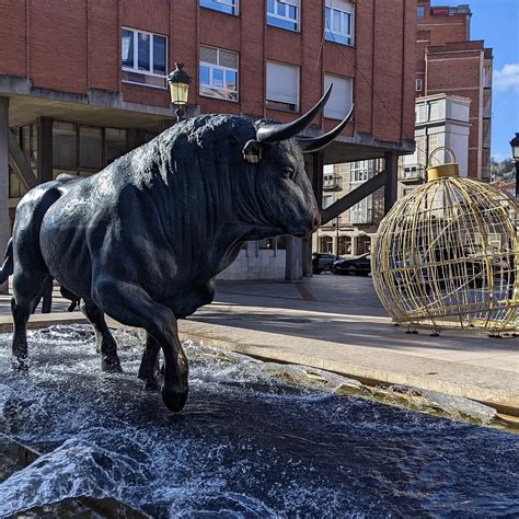 Escultura o relieve de un toro ibérico con características distintivas