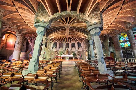 Detalle del interior de la Cripta de Gaudí en Colonia Güell, mostrando los arcos catenarios