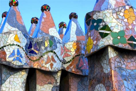 Ejemplo de trencadís con colores y formas orgánicas al estilo de Gaudí