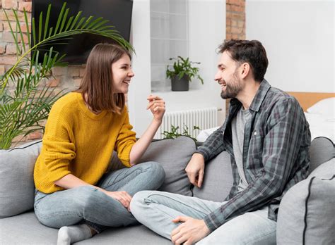 Imagen de una pareja conversando sobre planificación familiar natural.