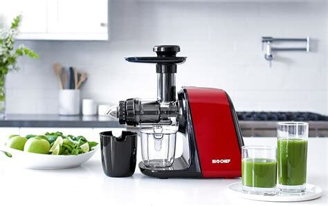 Diseño compacto y moderno del extractor de zumos BioChef Axis Compact en una cocina pequeña.