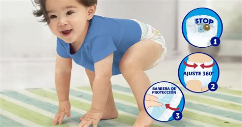 Un bebé gateando y jugando con un pañal tipo braguita Dodot Pants.