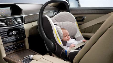 Esquema visual sobre la correcta colocación de una silla infantil en el asiento delantero y la desactivación del airbag.