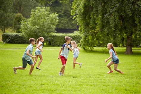 Niños corriendo y jugando al aire libre