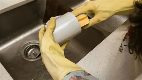 Infografía mostrando los pasos para limpiar tazas manchadas de café