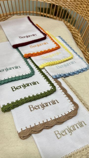 Foto de pañales bordados con diferentes diseños y colores