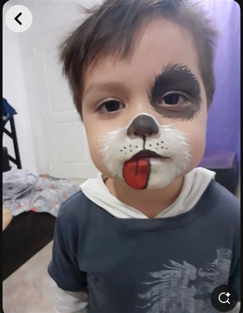 Niño siendo maquillado con pinturas faciales de carnaval
