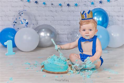 Bebé interactuando con su pastel en una sesión de smash cake