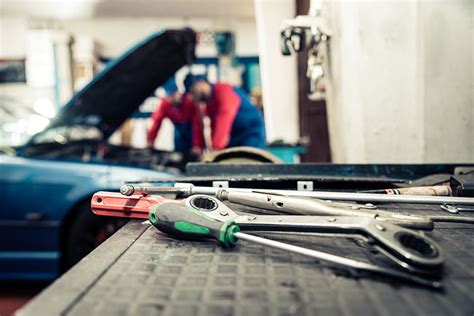 Manual de reparación automotriz y herramientas en un taller