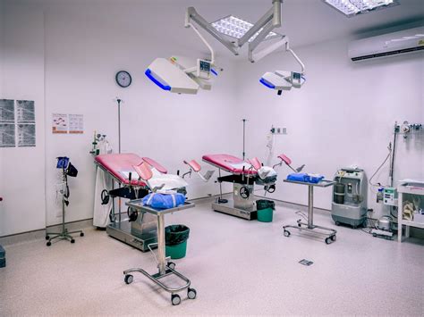 Foto de una sala de dilatación moderna y confortable en un hospital