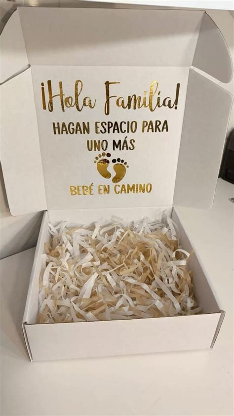 Fotografía conceptual de anuncio de embarazo con accesorios