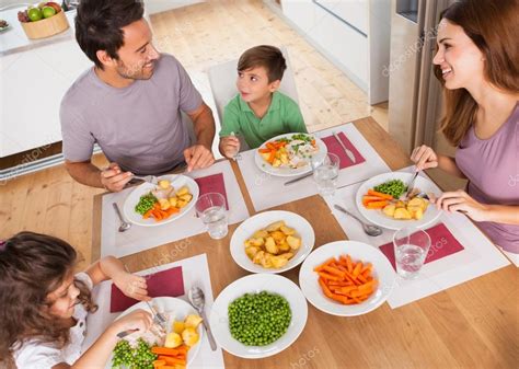 Foto: Familia compartiendo una comida saludable y feliz.