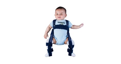 Imagen de un bebé con el arnés de Pavlik.