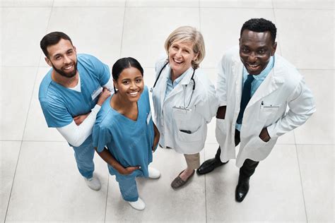 Foto: Equipo médico multidisciplinar trabajando en conjunto